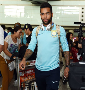 苏宁从韩国回京球迷热情接机 佩帅受球迷赠花