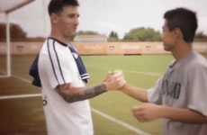 盘点足坛巨星和球迷互动 大赞球员有爱时刻