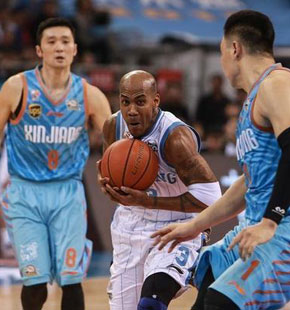 盘点被挖角失败的球员 易建联韩德军放弃天价合同