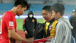 郑智雨中拥抱球迷送签名 阿兰脱衣赠送显温馨