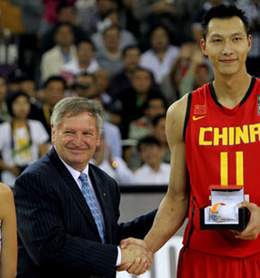 易建联2015亚锦赛回顾 轰炸篮筐统治球场获MVP