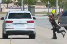 莫德里奇被熊孩子吐口水 魔笛未能停车给及签名