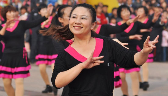 简直不敢相信 广场舞大妈占领火车车厢