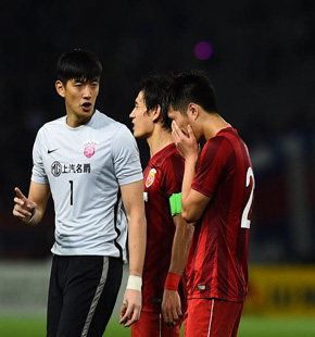 上港客场1-2东京高清现场 输球后球员难掩失落