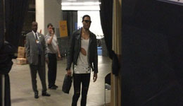 时尚达人威少再现奇葩装扮 破洞T恤配破洞紧身裤