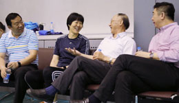 刘鹏局长到训练场问候中国女排 并与郎平进行交流探讨