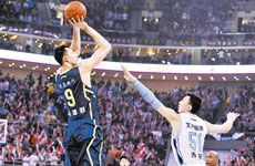 易建联招牌技 教你摆脱防守后仰跳投