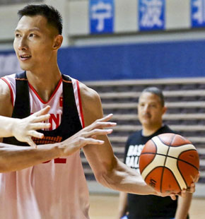 易建联赵继伟回归男篮 马不停蹄展开备战