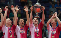 汤杯丹麦首夺冠军 领奖时队员兴奋激动