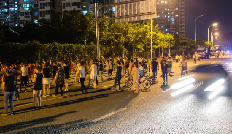 广场舞大妈随处可见 如今已变成公路霸王