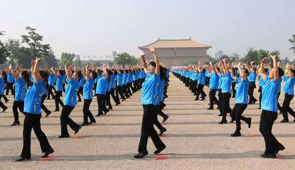 万人齐跳广场舞 刷新吉尼斯纪录