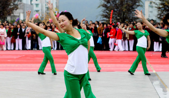 广场舞为何总变成 “广场武”