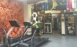 邹市明晒备战训练照 奥运冠军跑步训练