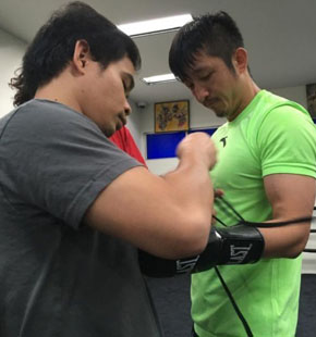 邹市明晒备战训练照 奥运冠军跑步训练