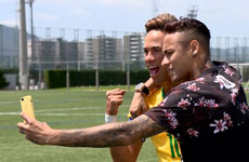 内马尔和自己的蜡像合影 内少坦言做的很逼真