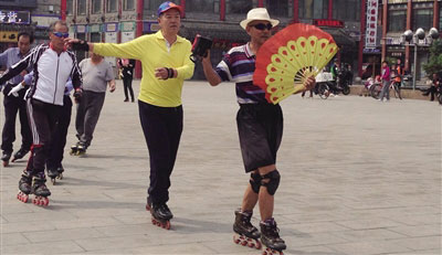 花甲老人踩着轮滑跳广场舞 路人赞不绝口