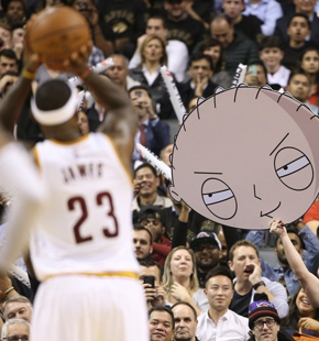 nba季后囧态瞬间 球场观众脑洞打开花式干扰