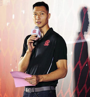 男篮核心帅气出席活动 女粉丝激动落泪