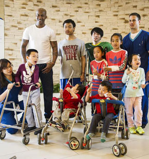 马布里担任爱心大使 六一与残障儿童一起过