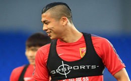 国足抵达秦皇岛开始集训 张玉宁发型潮范十足