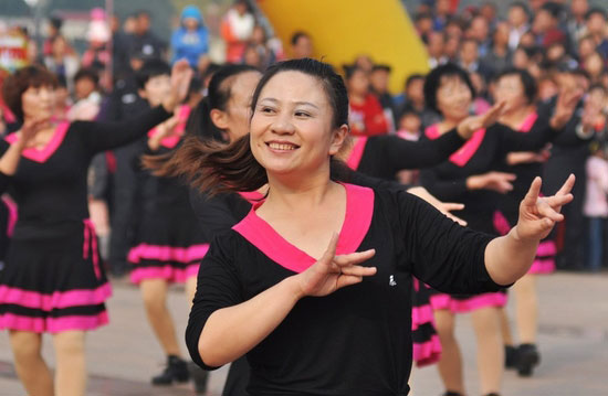 动动广场舞快乐出发 让我们一起快乐出发