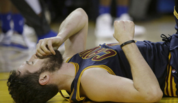 骑士乐福遭遇背后肘击 爱神脑震荡伤退不醒