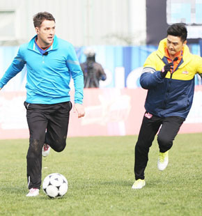 卡卡欧文首度合体秀球技 Ella秒变迷妹卡卡频送吻