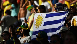 乌拉圭比赛奏智利国歌 场上队员尴尬不知所措