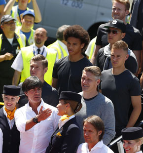 德国国家队抵达法国 球员身材简直是男模队