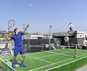 费德勒与好友哈斯高空打网球 领略高空打球的别样滋味