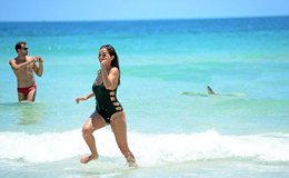 嫩模海边跑步性感泳装爆乳 遇鲨鱼逃跑难掩火辣身材