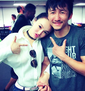 邹市明娇妻美国助阵 微博大秀恩爱甜蜜十足