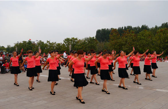 动动广场舞摇摆哥 摇摆你就一起来