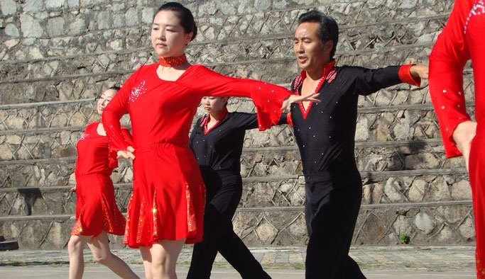 广场舞跳出一段情感伤痛 25岁聋哑小伙刺伤41岁情人