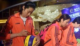 郎平率女排抵达澳门站 受到粉丝的热烈欢迎