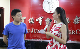 丁俊晖授文化交流使者称号 丁俊晖的父亲陪同领奖