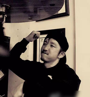 邹市明晒复古风格训练照 尽显邹市明男人本色