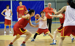 女篮训练备战落选赛 主教练马赫一脸严肃