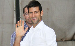 小德携爱妻与朋友补过生日 生日party现场很热闹