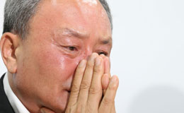 可怜天下父母心 朴父记者招待会上痛哭流涕