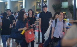 刘翔与吴莎一同现身机场 两人与友人有说有笑心情大好