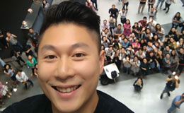 李小鹏室内攀岩受美女粉丝追捧 大方与美女粉丝们玩自拍