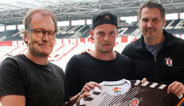 城会玩 德乙球队找人戴面具顶替主帅签合同