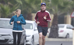 伊桑·霍克爱跑步健身 与妻子携手跑步步调一致