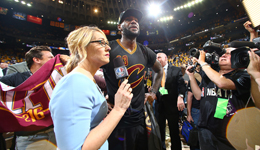 骑士全队赴赌城庆夺冠 球迷接机盼英雄回归克城