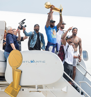 詹姆斯单举金杯引爆全场 球迷成万人队伍迎接詹皇凯旋