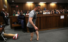 刀锋战士当庭脱掉假肢行走 以表示自己行动不便