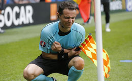 法国欧洲杯精彩瞬间 暴力解围击中边裁