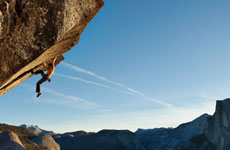 男子徒手攀岩悬崖峭壁 你看了不敢相信这是真的