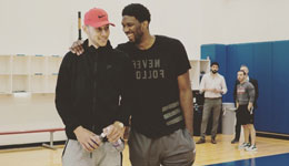 西蒙斯与恩比德聊蕾哈娜 俩人勾肩搭背相谈甚欢